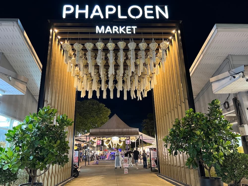 Phaploen Marketの入口